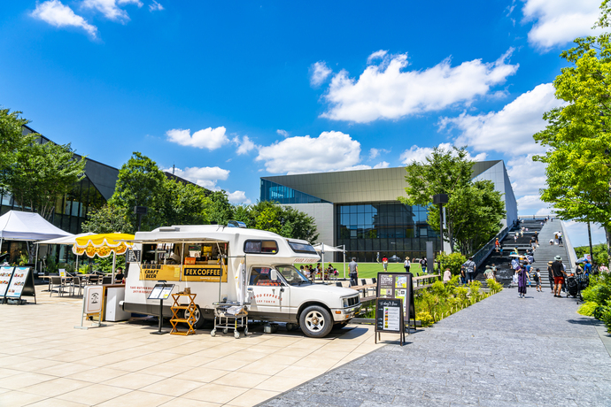 青空の下で営業するキッチンカー