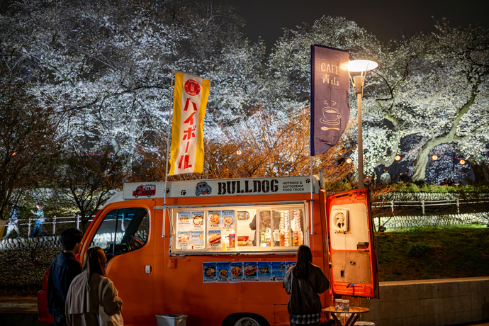 夜間営業するキッチンカー。のぼりや照明で視認性を上げている