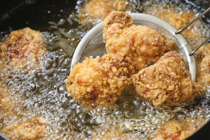 唐揚げを揚げている模様