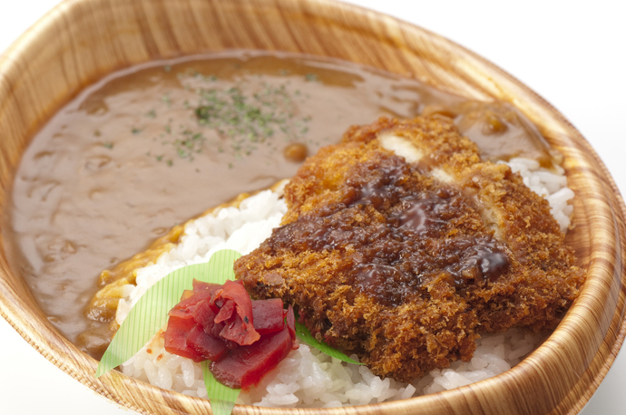 テイクアウト容器に入ったカレーライス
