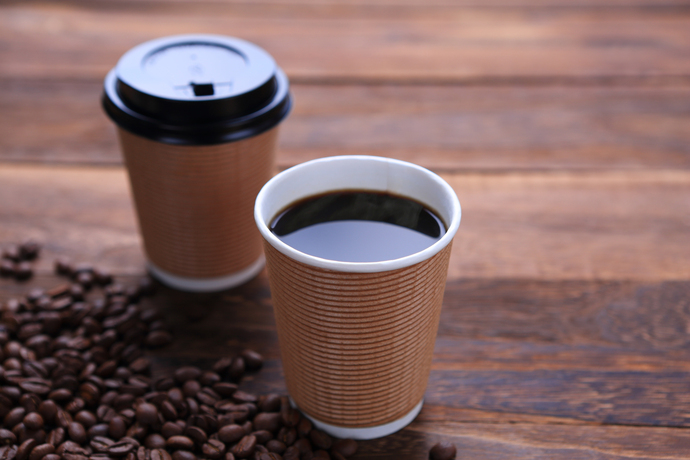 テイクアウト容器に入ったコーヒー