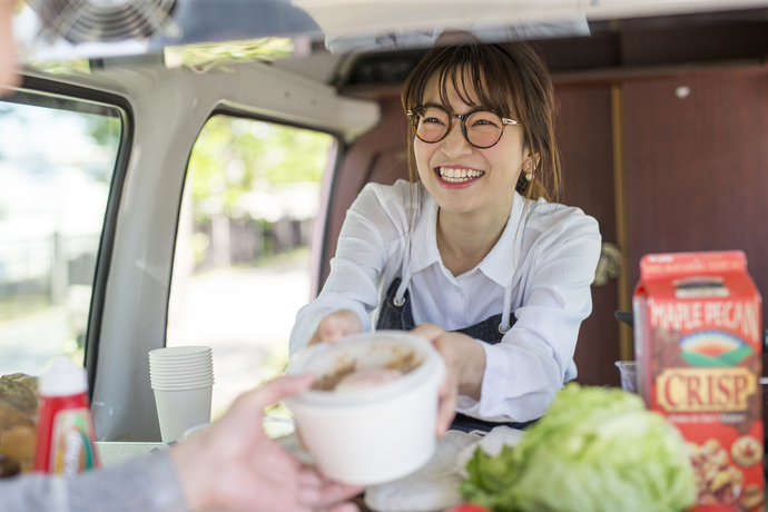 キッチンカーで働く女性