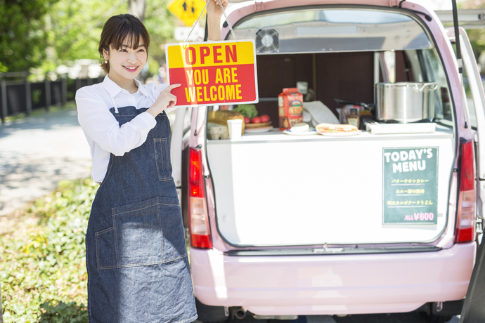 キッチンカーで営業中の女性