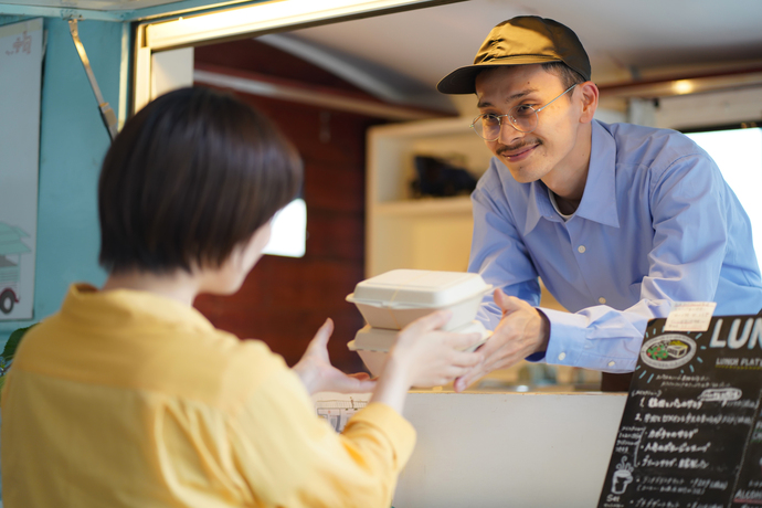 営業中のキッチンカー