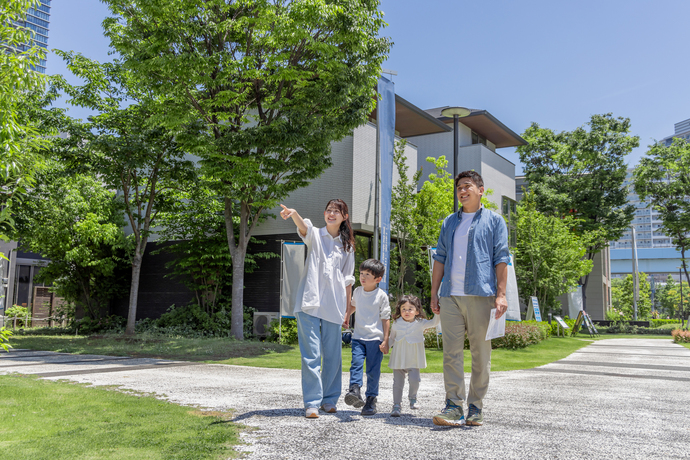 家族連れでモデルハウスを見学