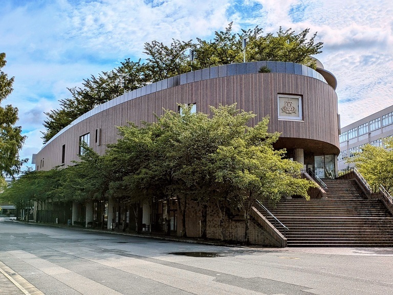 関西大学　千里山キャンパス凜風館前