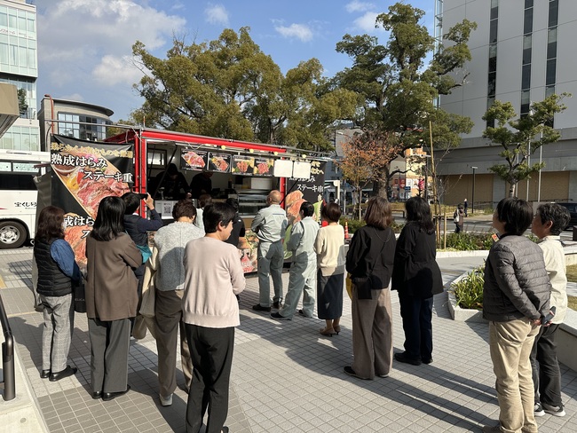 西宮市役所　本庁舎前広場内