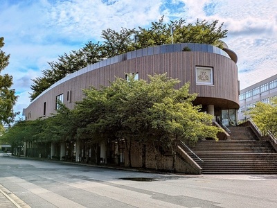 関西大学　千里山キャンパス凜風館前