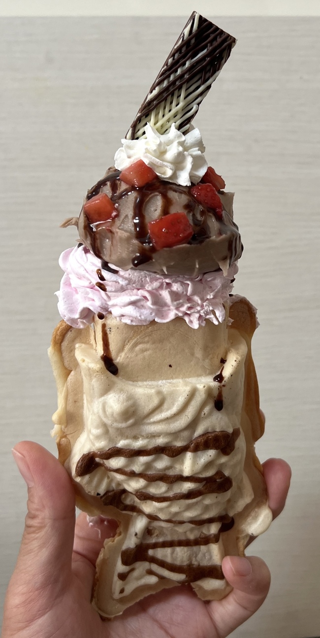 たい焼きパフェ　チョコあんいちご