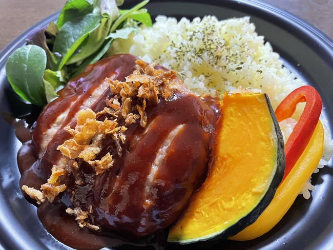 山峰豚の粗びきモッツアレラチーズハンバーグプレート（バーベキューソース）