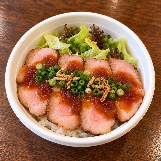 埼玉県産香り豚の　低温仕込みローストポーク丼　(学生)