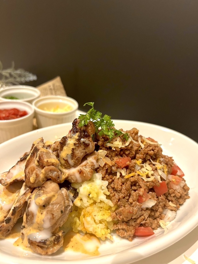 タコライスとチキンステーキオーバーライスのハーフ&ハーフ　『ダブルライス』