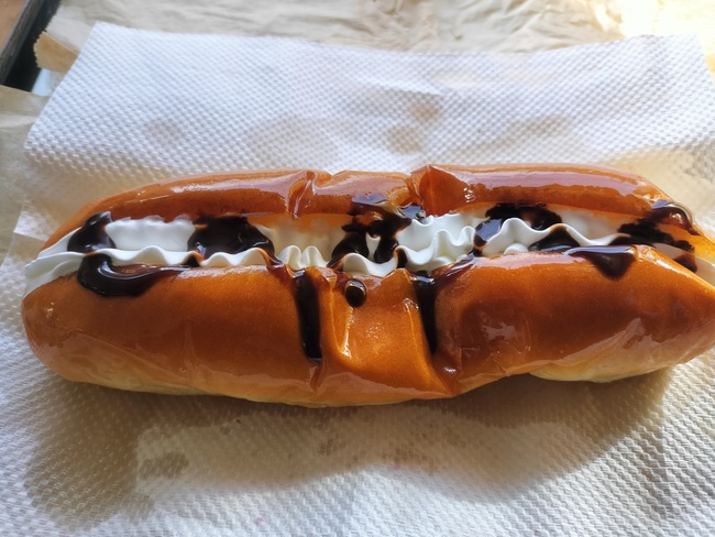 揚げパン　ホイップクリームチョコソース掛け