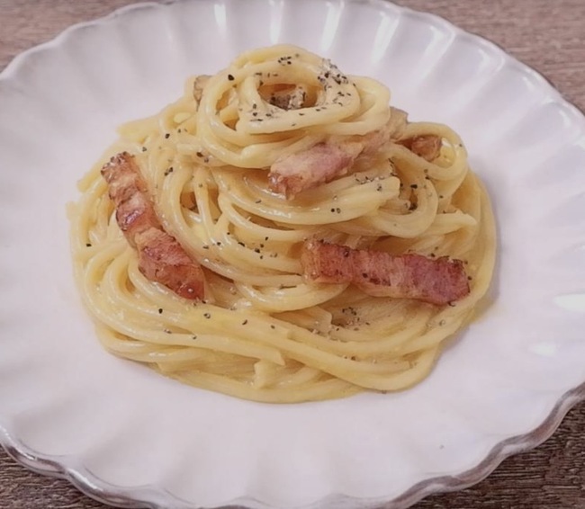 黒胡椒香るベーコンのカルボナーラ