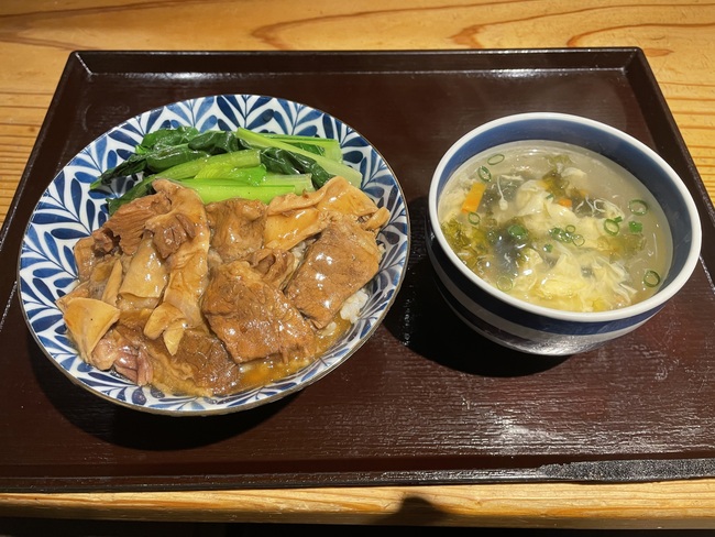 牛腩肉飯と中華スープのセット