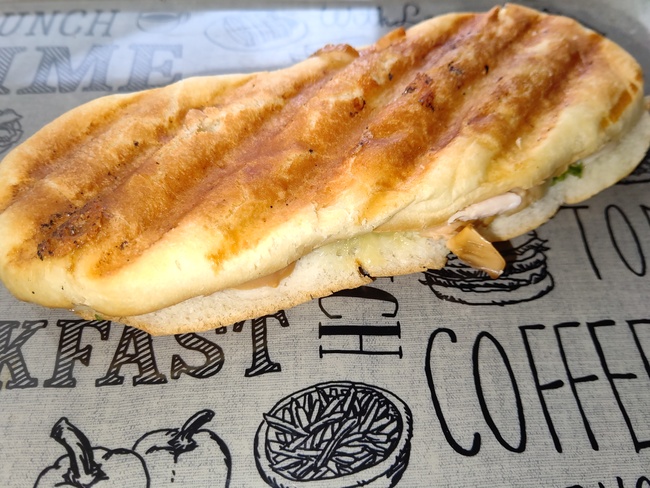 播州百日どりスモークチキンのパニーニ