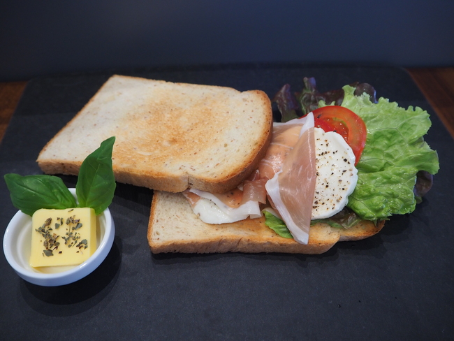 ホットサンド（生ハムとモッツァレラ）