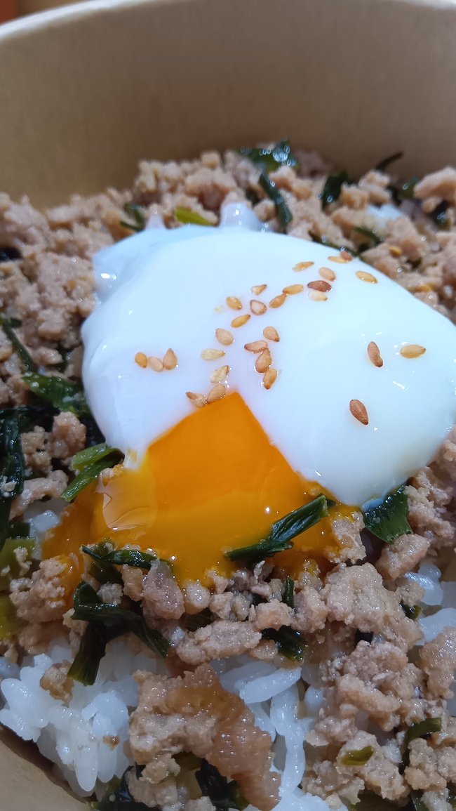 にらそぼろ丼