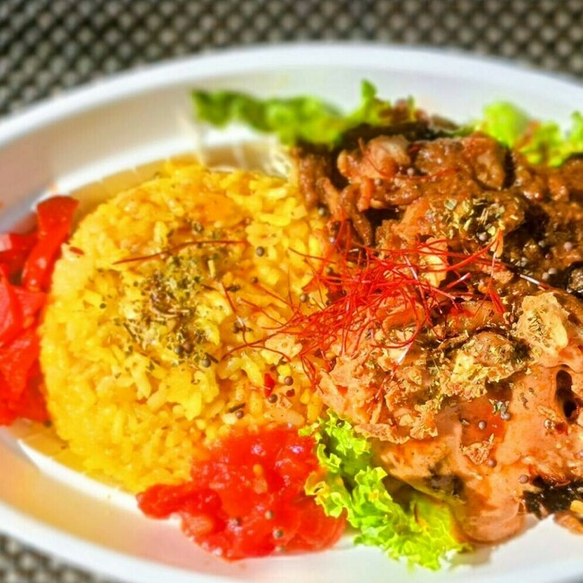 スパイスチキンカレーとケバブライスのあいがけ