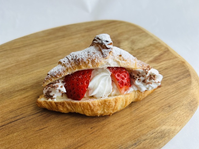 クロワッサンスイーツ　イチゴホイップ