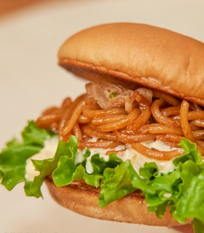 大阪名物　焼きそばバーガー