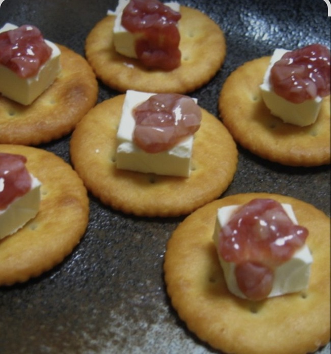 酒盗とチーズのクラッカー乗せ