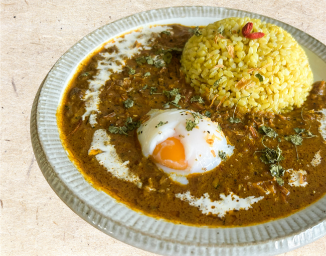 とろとろ温玉のせ　牛×豚の粗挽きキーマカレー