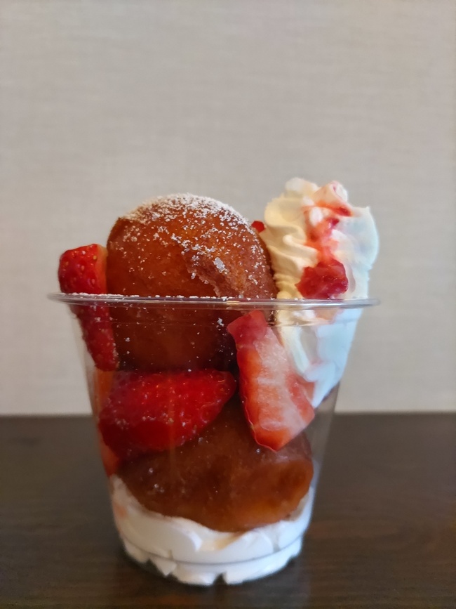 もちころとうふドーナツパフェ(いちご)