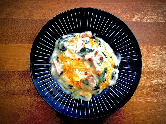 ほうれん草とベーコンのホワイトソースオムライス (E)