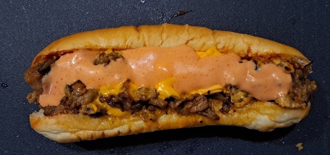 チーズステーキサンドシラチャマヨ