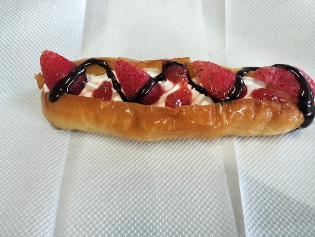 揚げパンホイップクリームイチゴ(チョコソース掛け)
