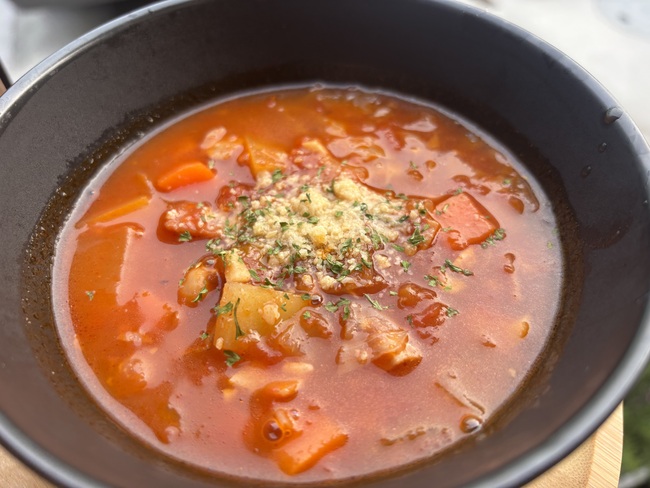 スープ、おにぎり、カップアイス、パン類、ドリンク類