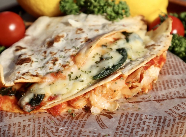 トマトとチーズのブリトー