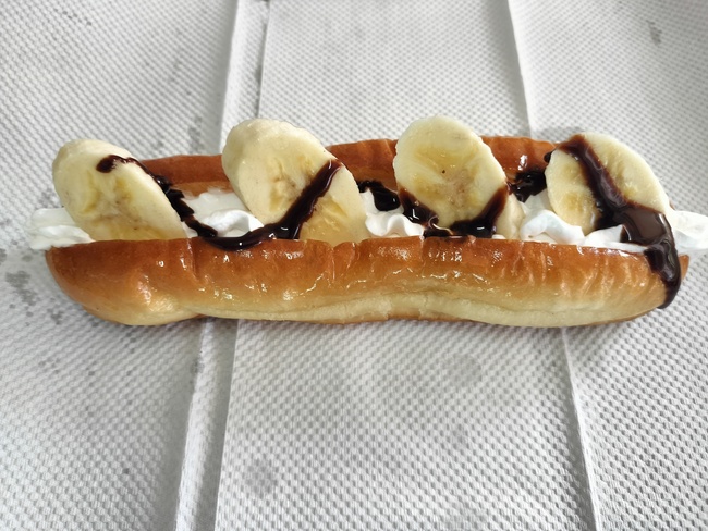揚げパンホイップクリームバナナ(チョコソース掛け)