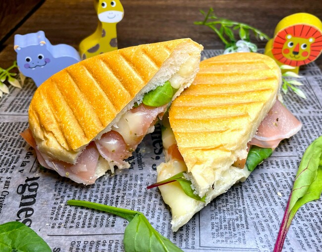 生ハムとトマトのパニーニ