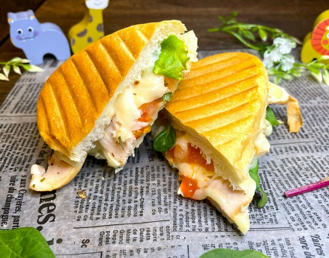 スモークチキンとトマトのパニーニ