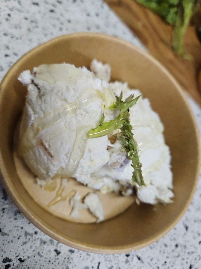 生まれのアイスクリーム はちみつ工房のはちみつをかけたヌガーグラッセ