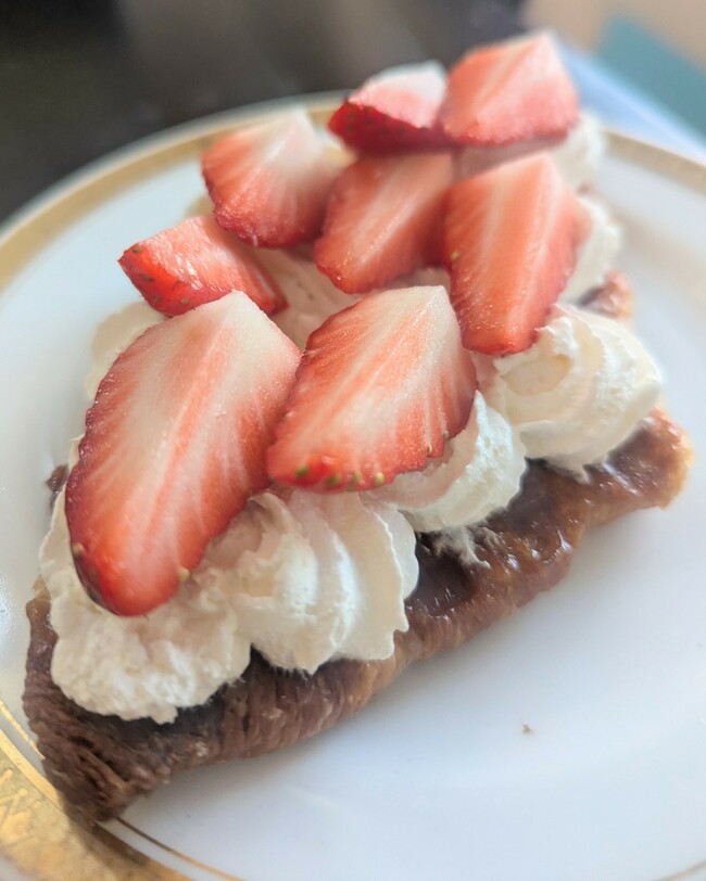 いちごクリームクロッフル(クロワッサン+ワッフル)