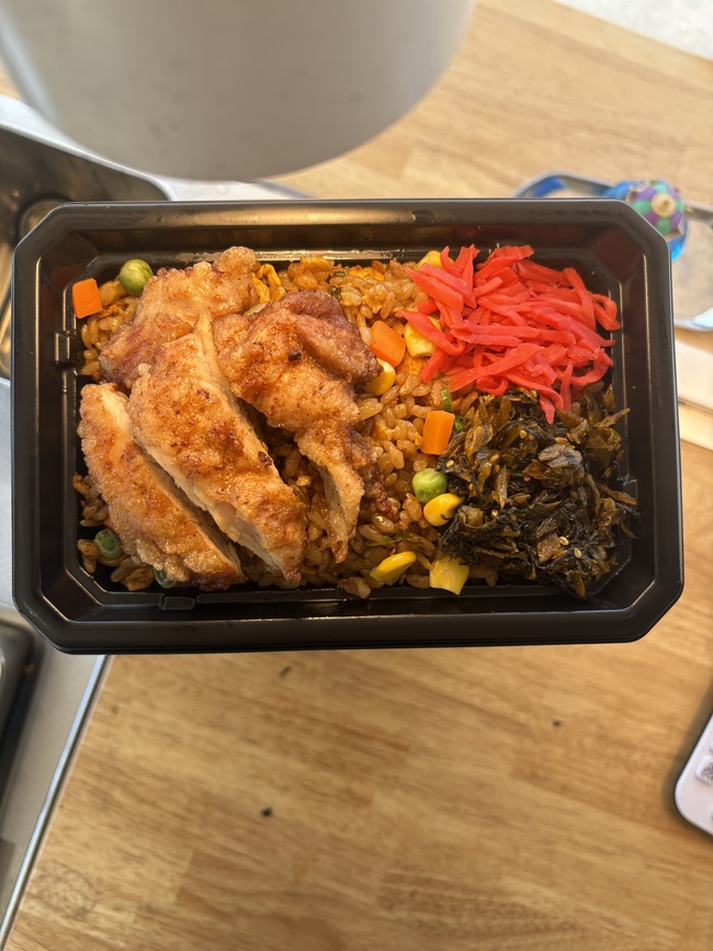 極み揚げ鶏のカレー炒飯