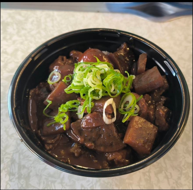 牛すじと豚ホルモンの具だくさんどて丼
