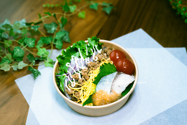 グリルフィッシュとブリそぼろの彩り丼