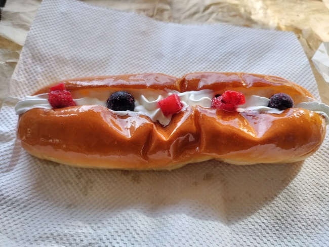 揚げパンホイップクリームベリーミックス入り