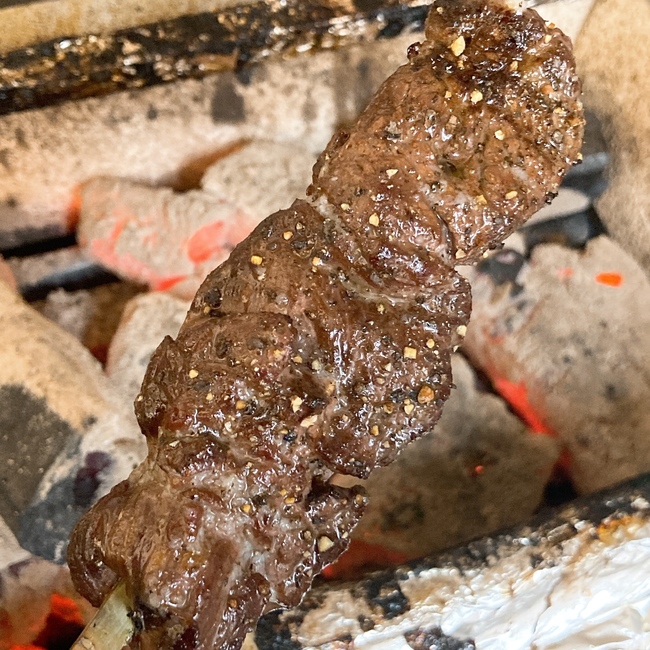 炭火焼きガリバタペッパー牛ステーキ串