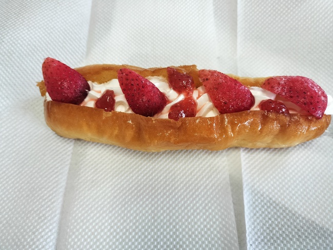 揚げパンホイップクリームイチゴ