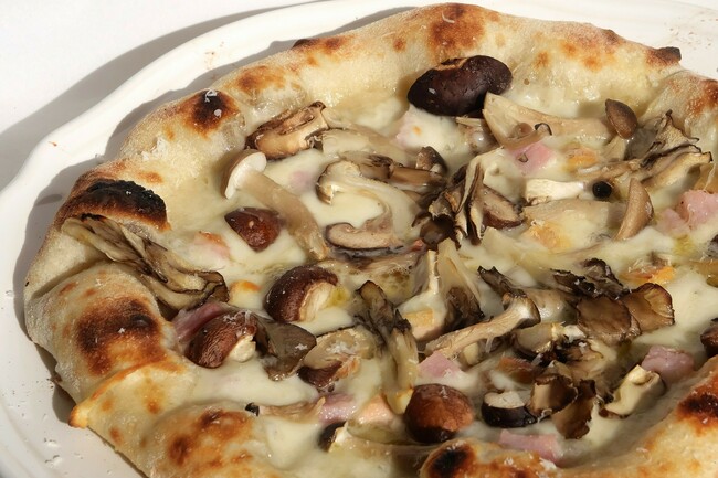 4種のキノコのピッツァ（M)