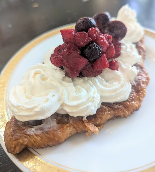 マスカルポーネ(クリームチーズ)&ベリークロッフル(クロワッサン+ワッフル)