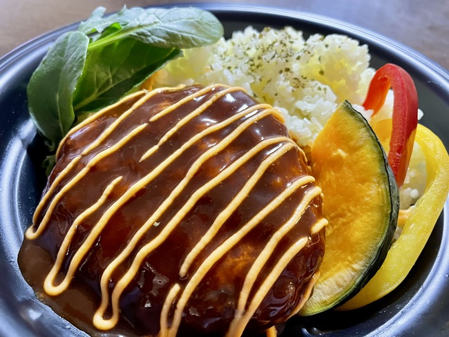 山峰豚の粗びきモッツアレラチーズハンバーグプレート（デミグラス＆チーズソース）