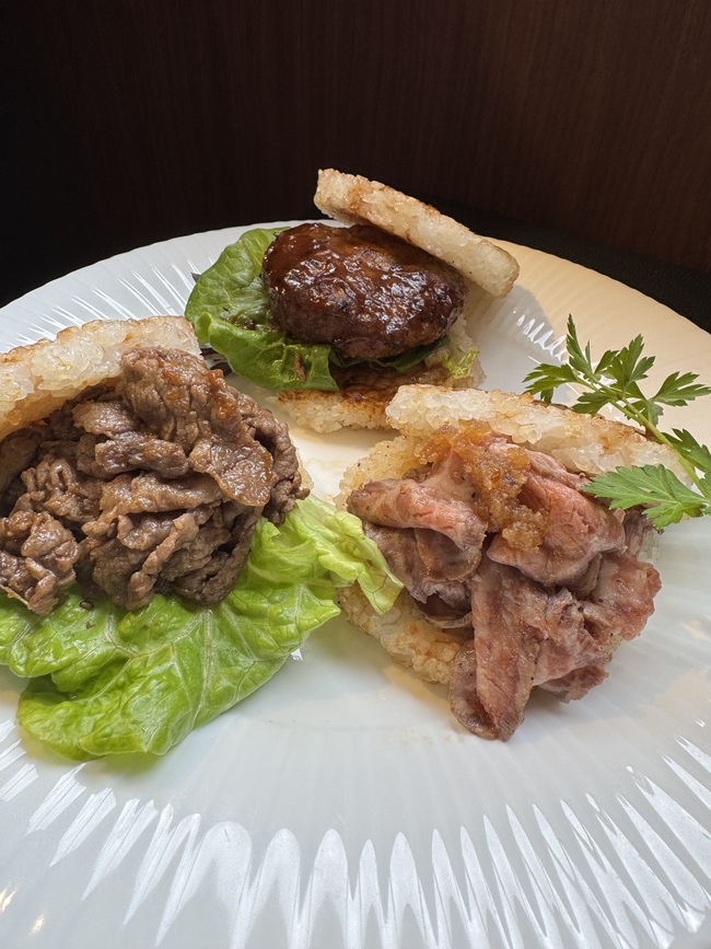 雨情の里牛ごはんバーガー（やきにく、ローストビーフ、ハンバーグ）