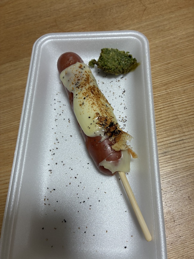 炙りチーズ乗せフランクフルト