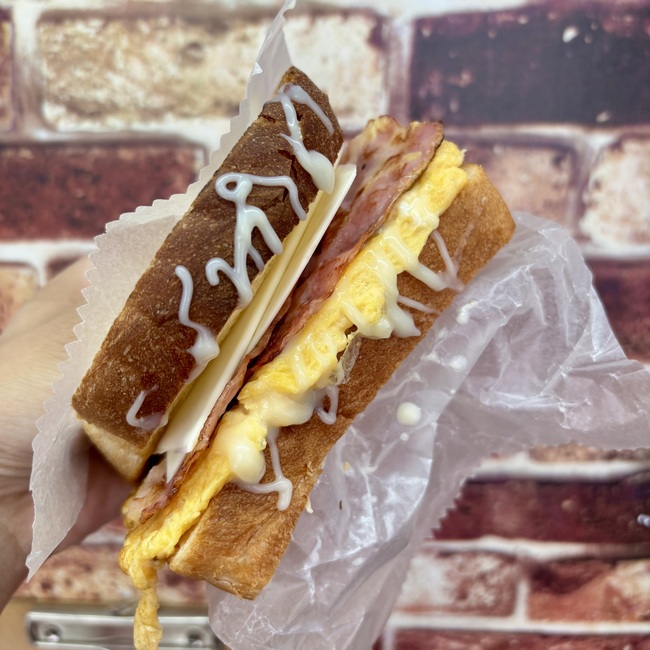 エッグベーコントーストサンド